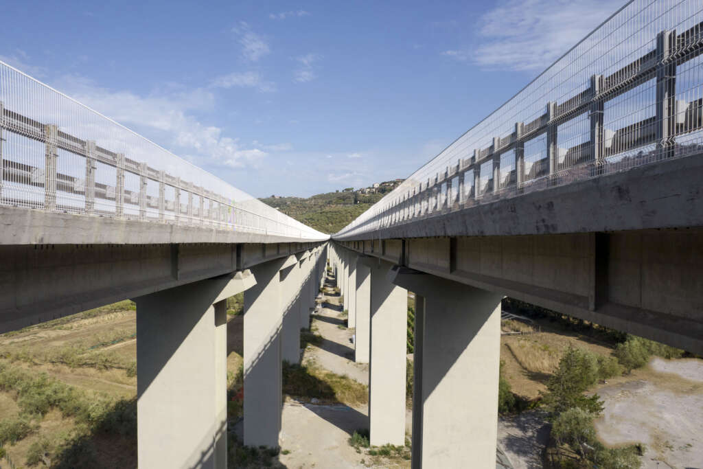 Motorways on reinforced concrete pylons